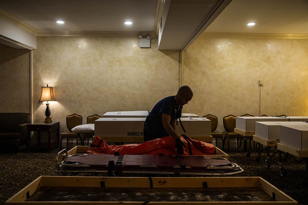 EXHIBIT AWARD - Hiroko Masuike - The New York Times – “A Funeral Worker Burying His Father”