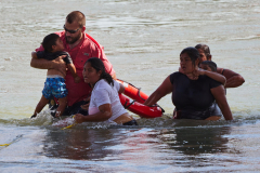 Migrants almost drown crossing U.S.-Mexico border at Eagle Pass