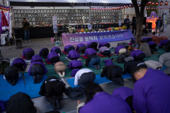 Families of the victims of the 1029 Itaewon Crowd Crush Disaster, bowed for 159 times to remember each victims and prepared their children’s favorite foods like pizza, Tteok-bokki, coffee, etc, and placed them in front of their pictures during a memorial service by the familes during the weekend of Anniversary of the 1029 Itaewon Crowd Crush Disaster, at the temporary memorial in front of Seoul City Hall in Seoul, South Korea, on Oct. 28th, 2023.