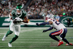 New York Jets wide receiver Allen Lazard (10) runs for a touchdown against New England Patriots cornerback Alex Austin (28) during the first quarter at MetLife Stadium in East Rutherford, NJ, on Thursday, September 19, 2024.