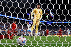 Bolivia's goalkeeper Guillermo Viscarra reacts after Uruguay's Maximiliano Araujo scored his side's third goal during a Copa America Group C soccer match in East Rutherford, N.J., Thursday, June 27, 2024.